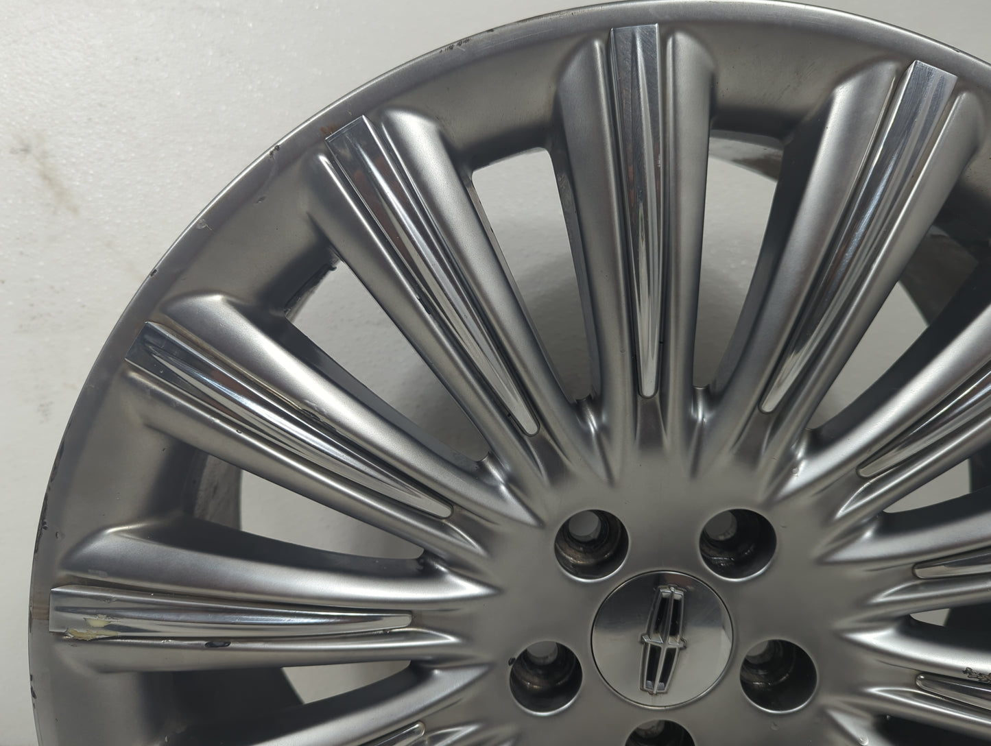 2013 Lincoln Mks Oem Wheel Rim - Oemusedautoparts1.com