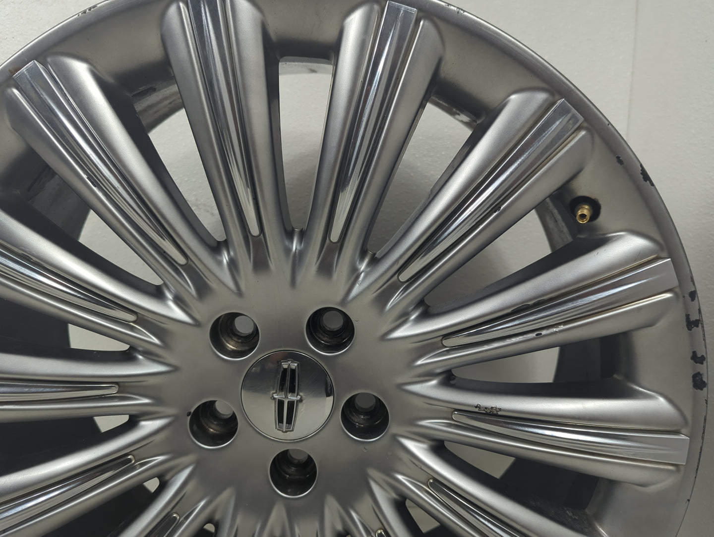 2013 Lincoln Mks Oem Wheel Rim - Oemusedautoparts1.com