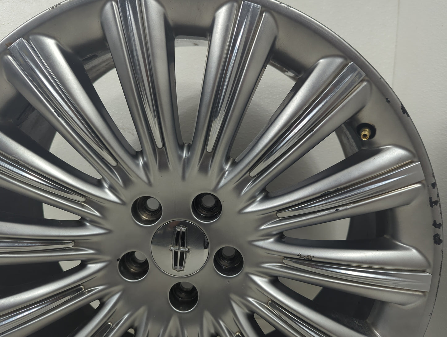 2013 Lincoln Mks Oem Wheel Rim - Oemusedautoparts1.com