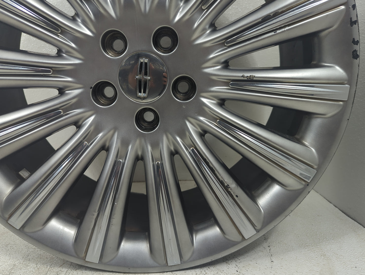2013 Lincoln Mks Oem Wheel Rim - Oemusedautoparts1.com