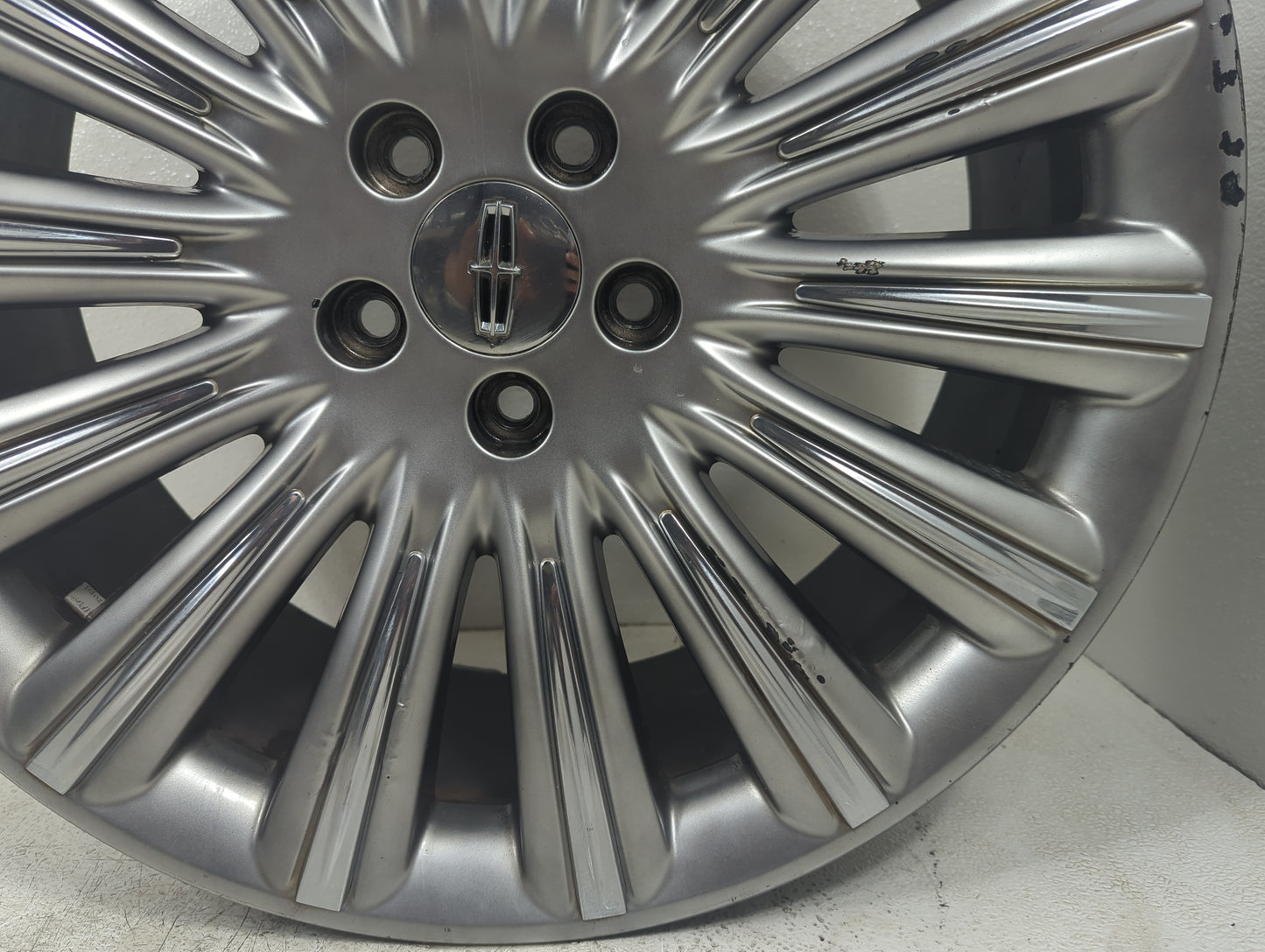 2013 Lincoln Mks Oem Wheel Rim - Oemusedautoparts1.com