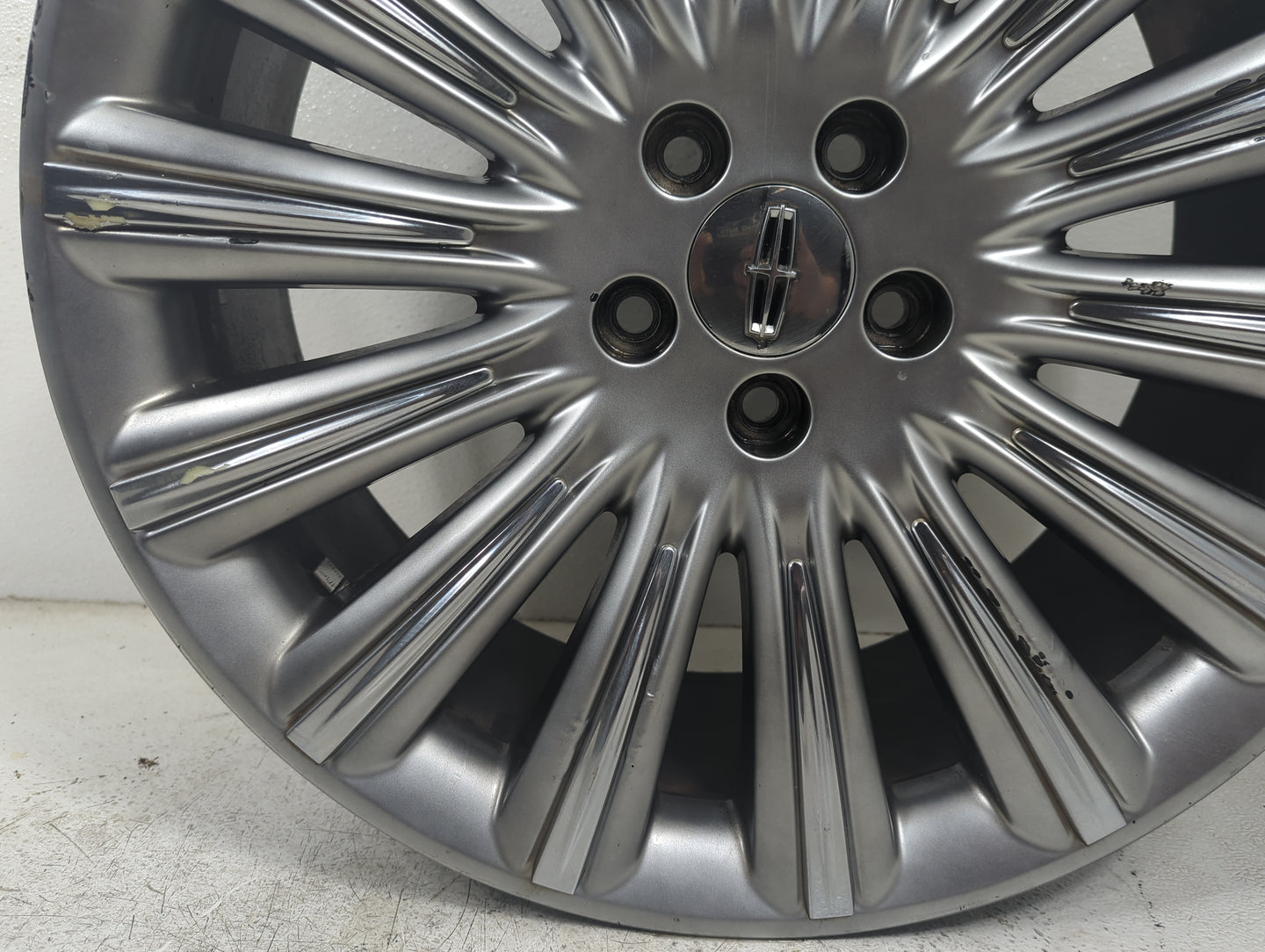 2013 Lincoln Mks Oem Wheel Rim - Oemusedautoparts1.com