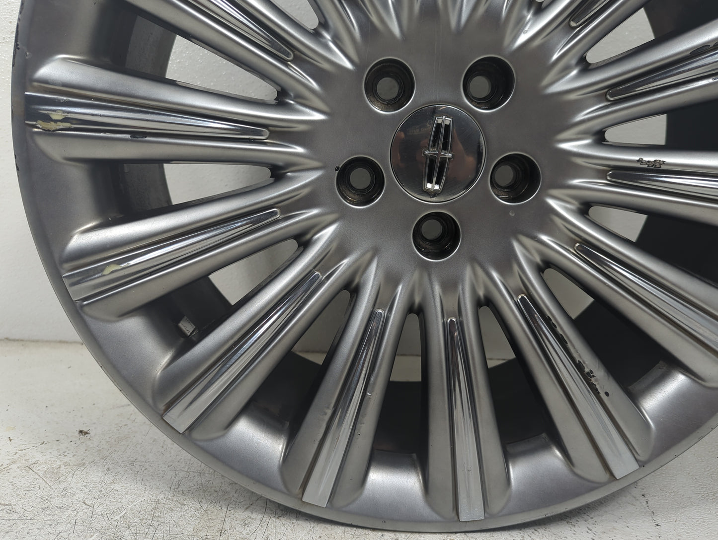 2013 Lincoln Mks Oem Wheel Rim - Oemusedautoparts1.com