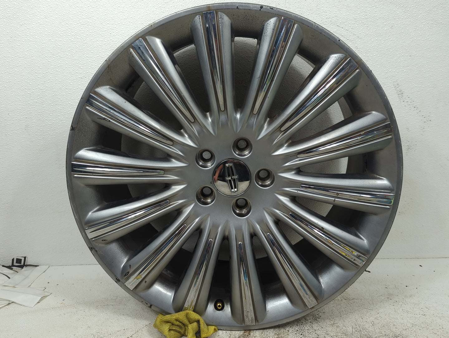 2013 Lincoln Mks Oem Wheel Rim 5000334 - Oemusedautoparts1.com