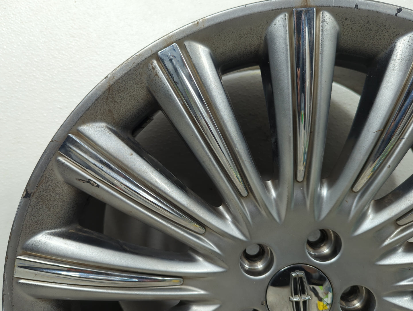2013 Lincoln Mks Oem Wheel Rim 5000334 - Oemusedautoparts1.com