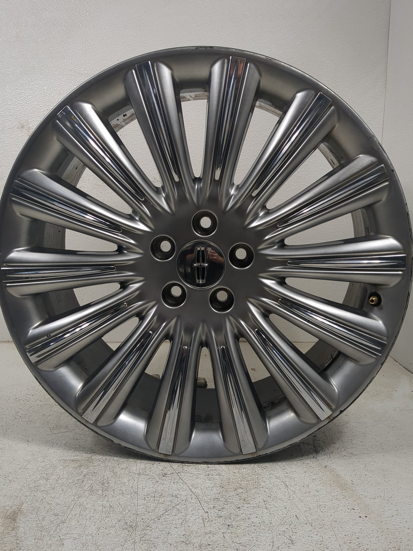 2013-2016 Lincoln Mks Oem Wheel Rim - Oemusedautoparts1.com