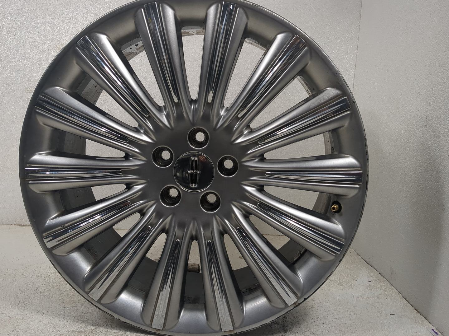 2013-2016 Lincoln Mks Oem Wheel Rim - Oemusedautoparts1.com