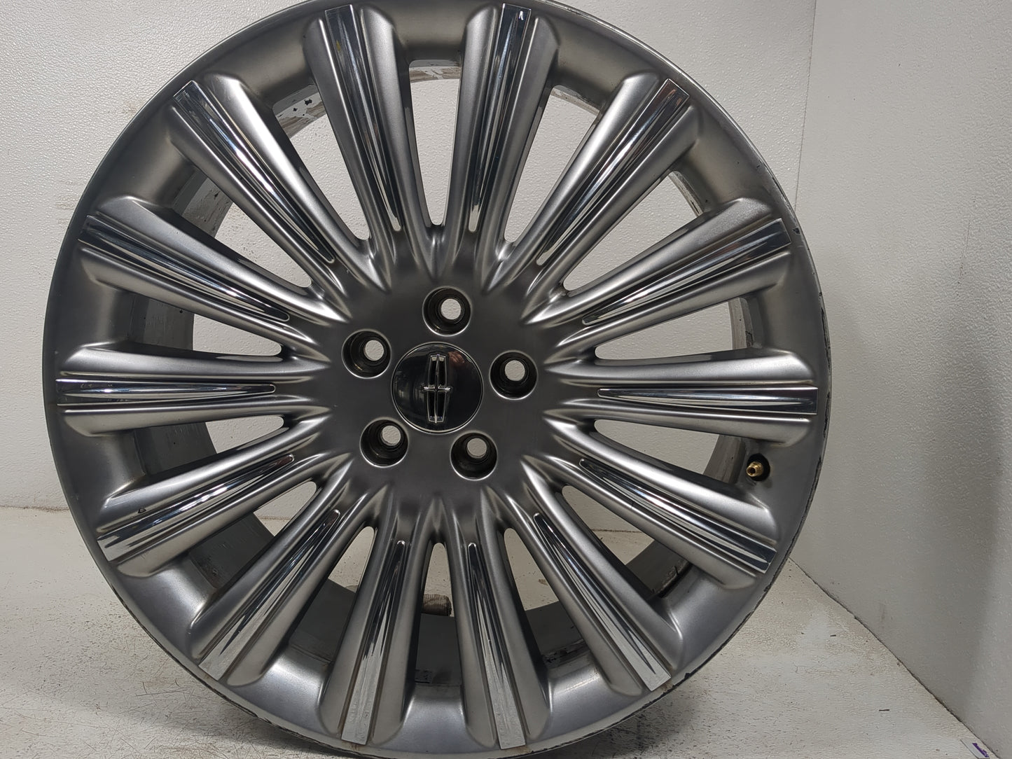 2013-2016 Lincoln Mks Oem Wheel Rim - Oemusedautoparts1.com