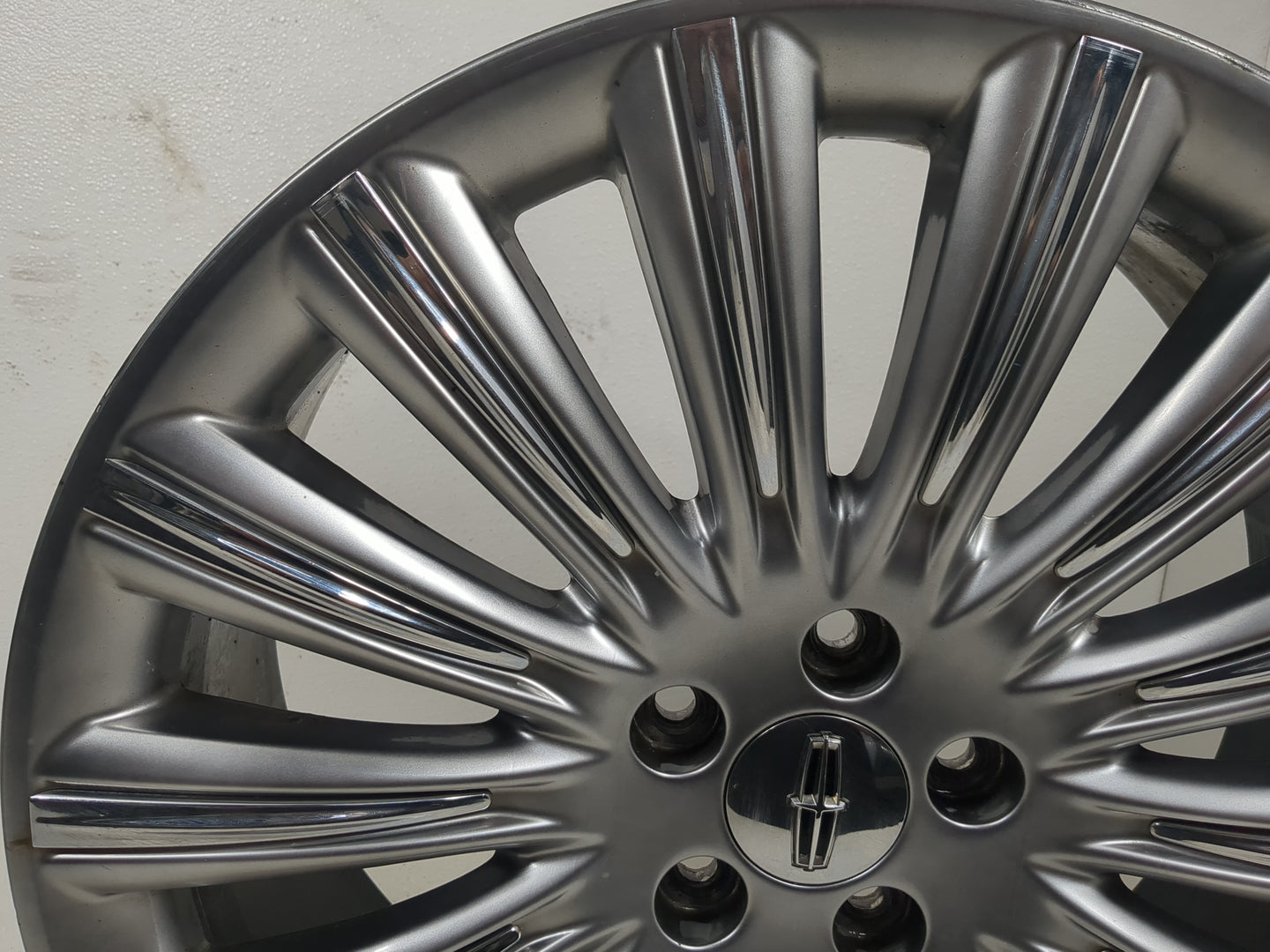 2013-2016 Lincoln Mks Oem Wheel Rim - Oemusedautoparts1.com