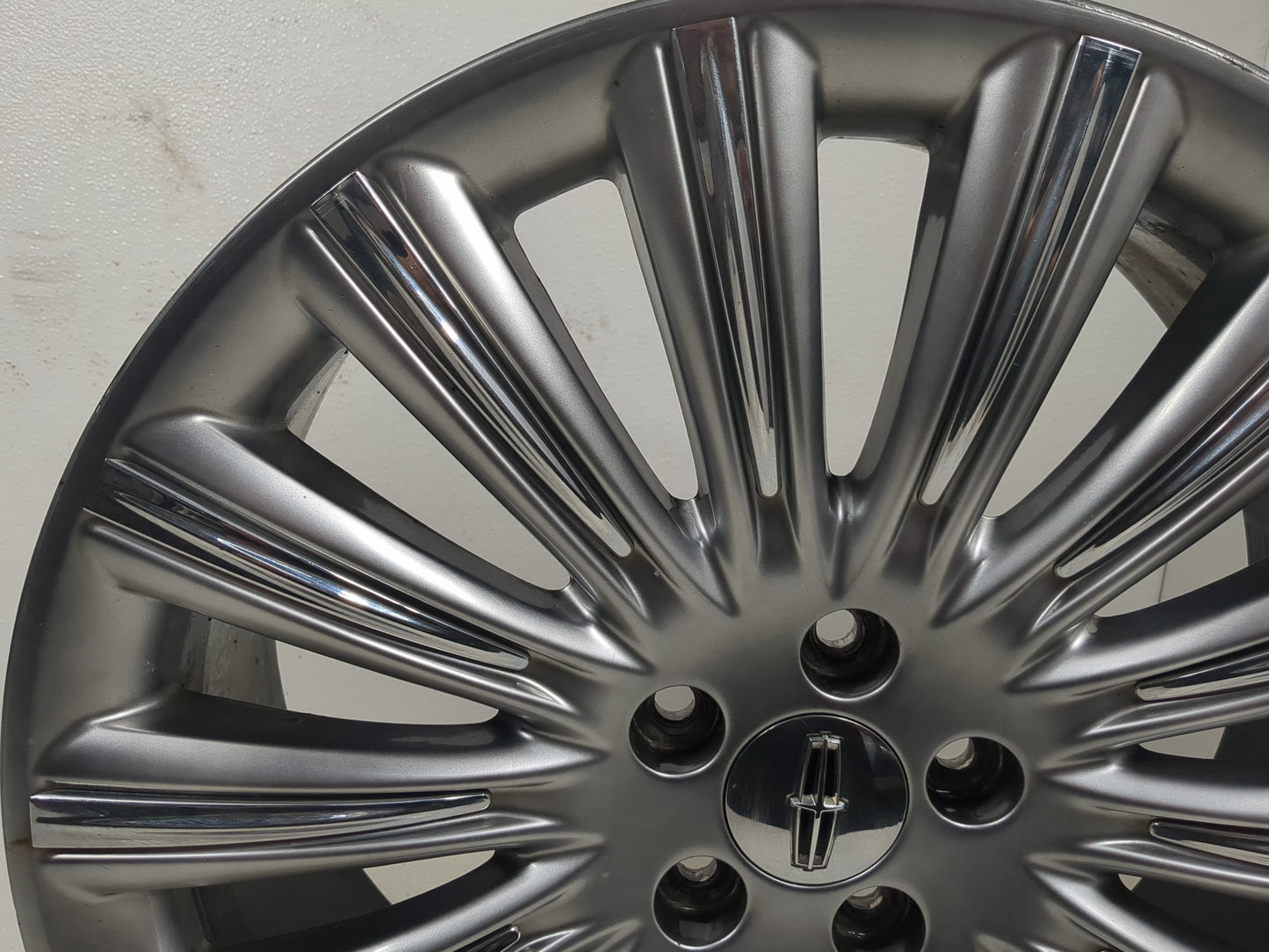 2013-2016 Lincoln Mks Oem Wheel Rim - Oemusedautoparts1.com