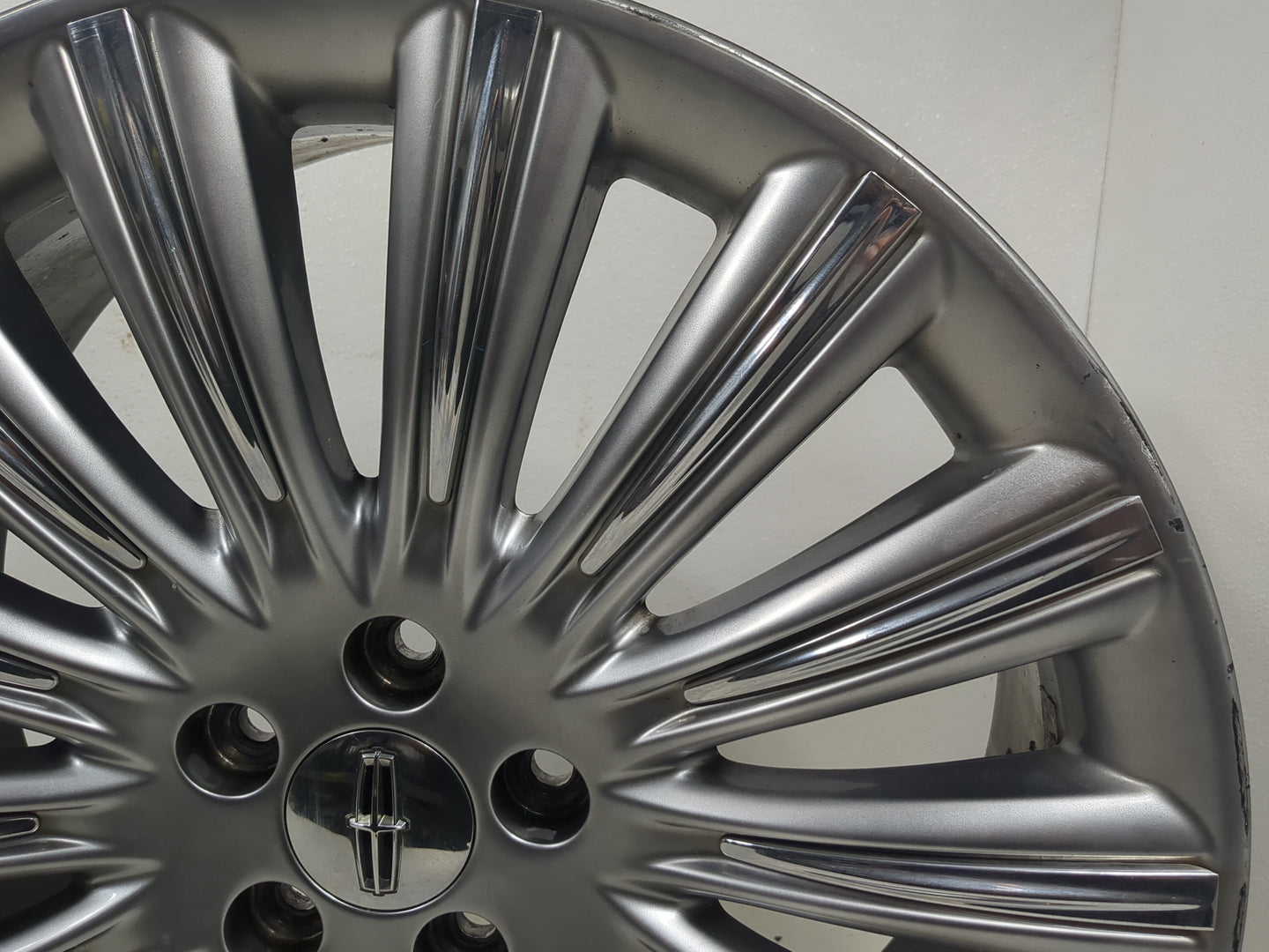 2013-2016 Lincoln Mks Oem Wheel Rim - Oemusedautoparts1.com