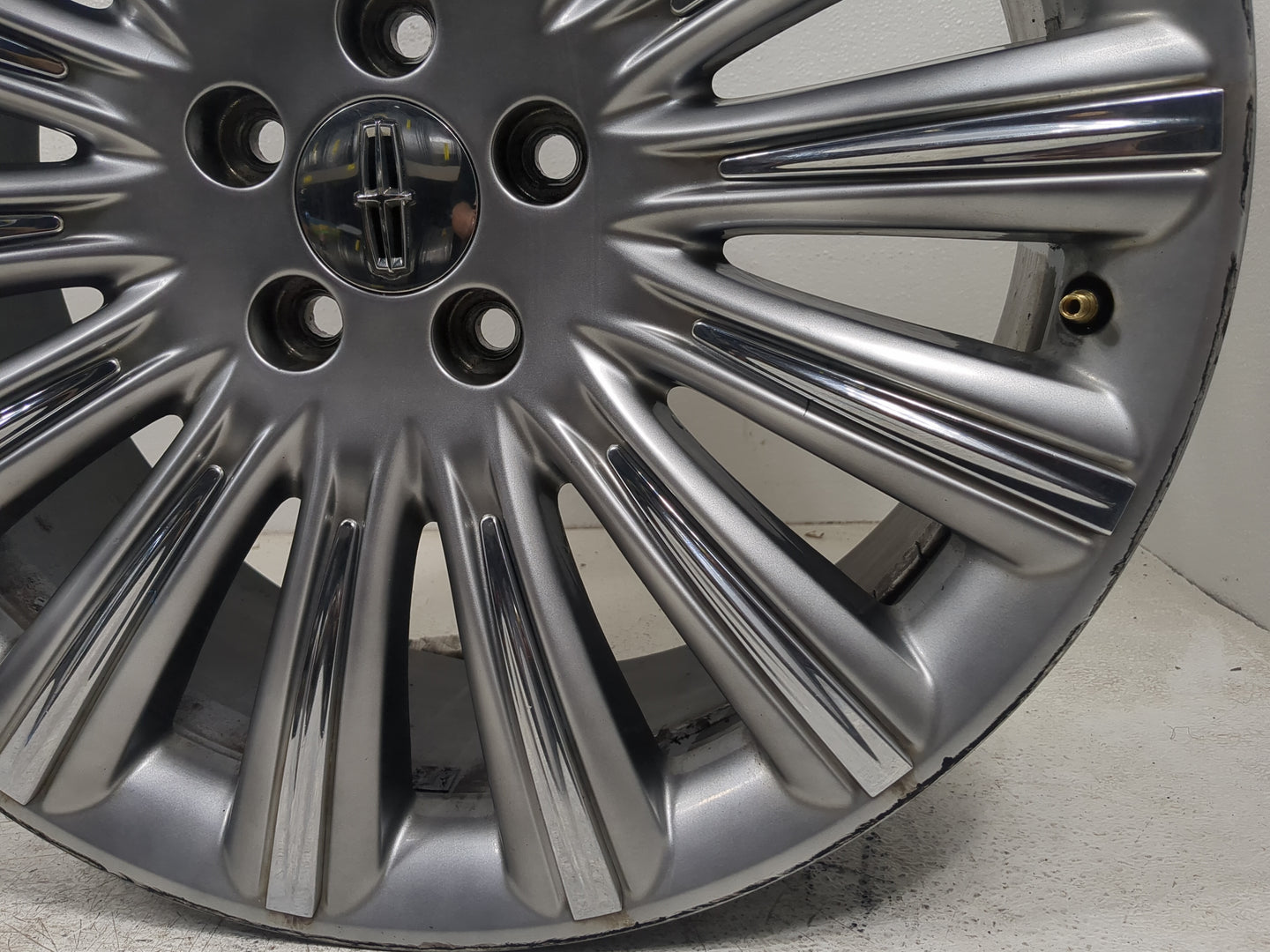 2013-2016 Lincoln Mks Oem Wheel Rim - Oemusedautoparts1.com