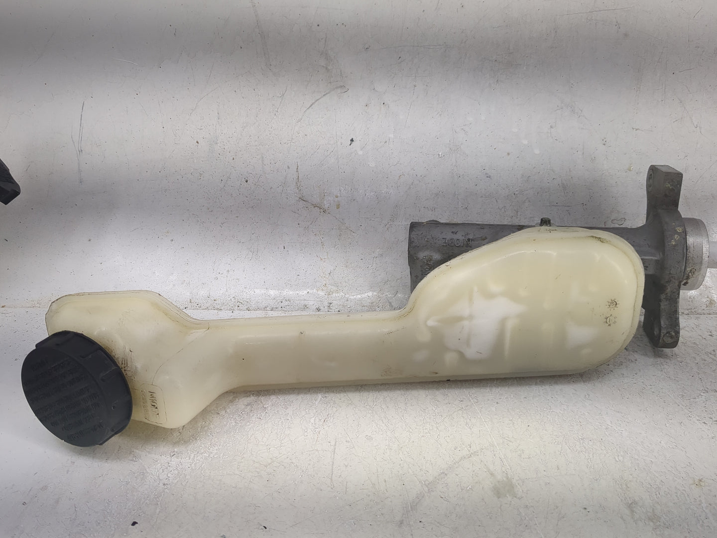 2013 Lincoln Mkx Brake Master Cylinder - Oemusedautoparts1.com
