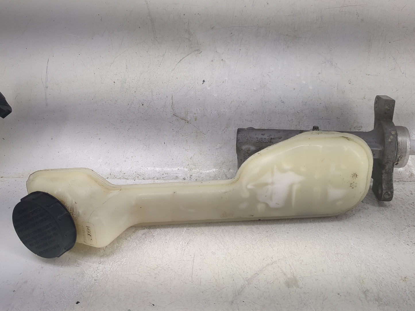 2013 Lincoln Mkx Brake Master Cylinder - Oemusedautoparts1.com