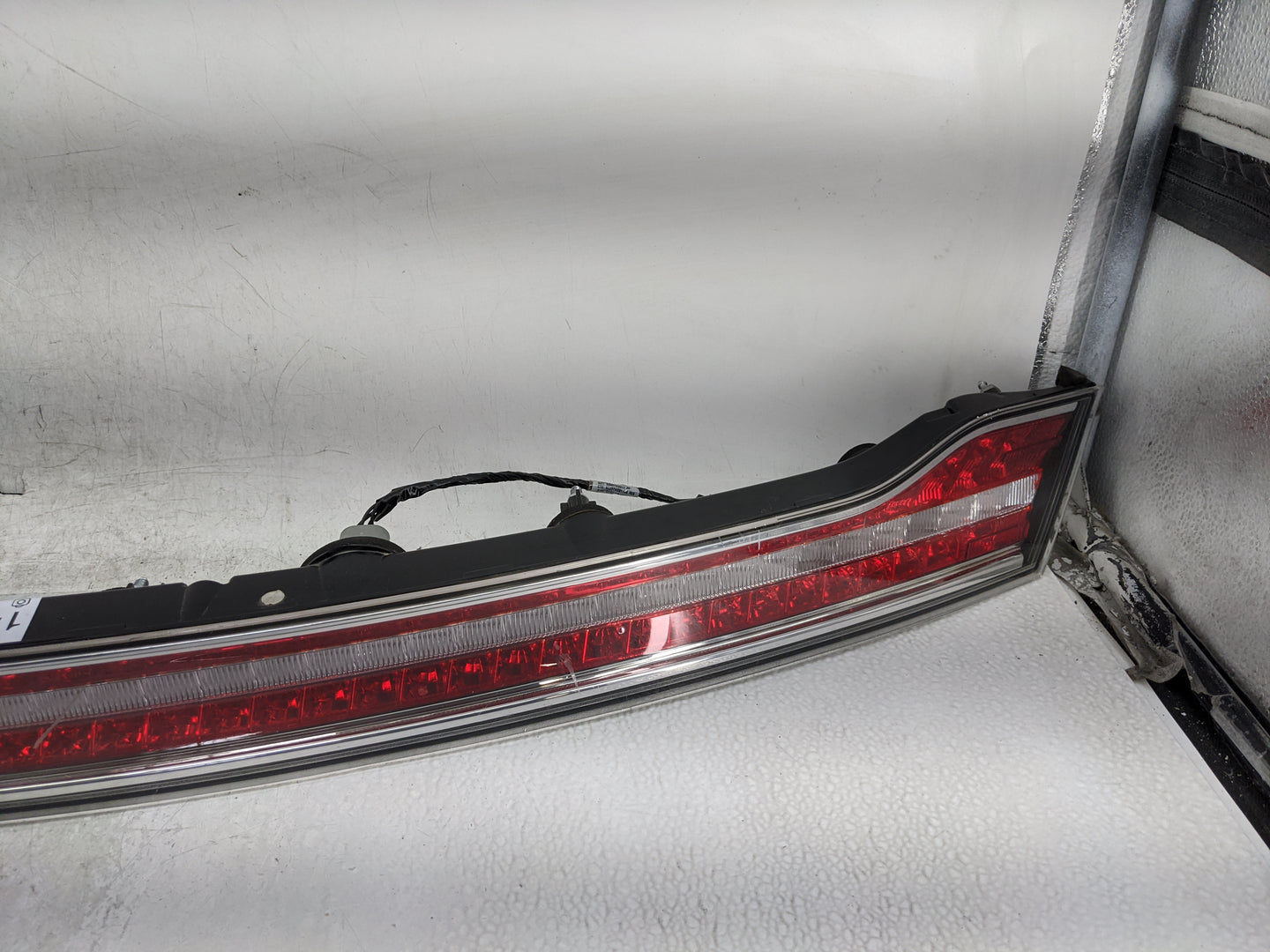 2013 Lincoln Mkz Third Brake Light Tail Light P/N:DP5313B433AN Fits OEM Used Auto Parts - Oemusedautoparts1.com