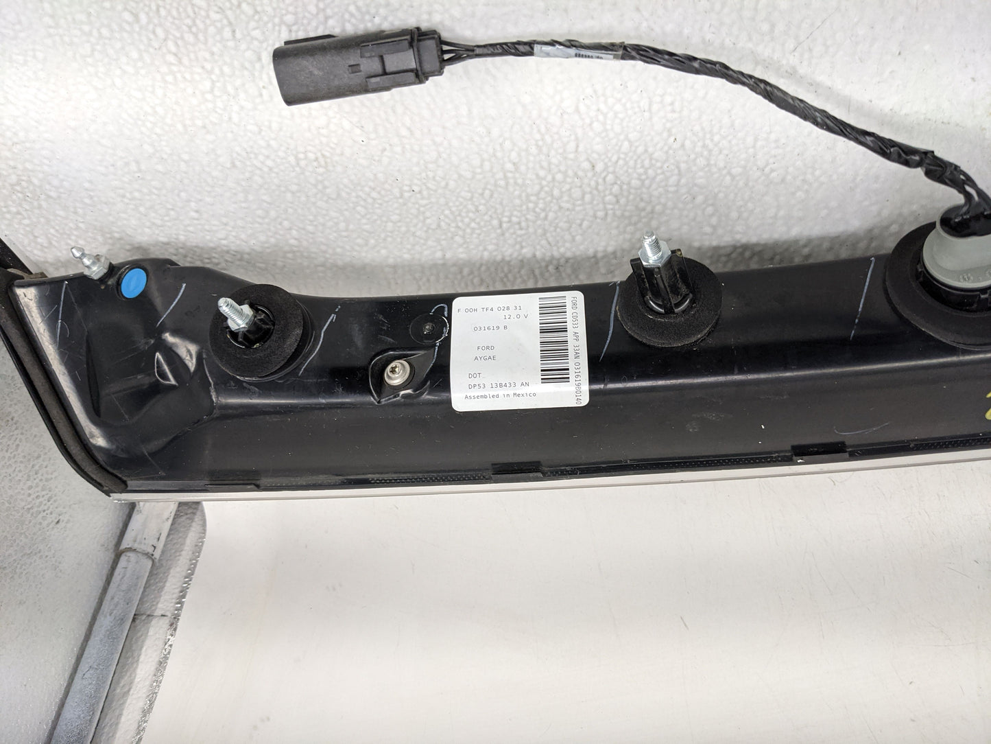 2013 Lincoln Mkz Third Brake Light Tail Light P/N:DP5313B433AN Fits OEM Used Auto Parts - Oemusedautoparts1.com