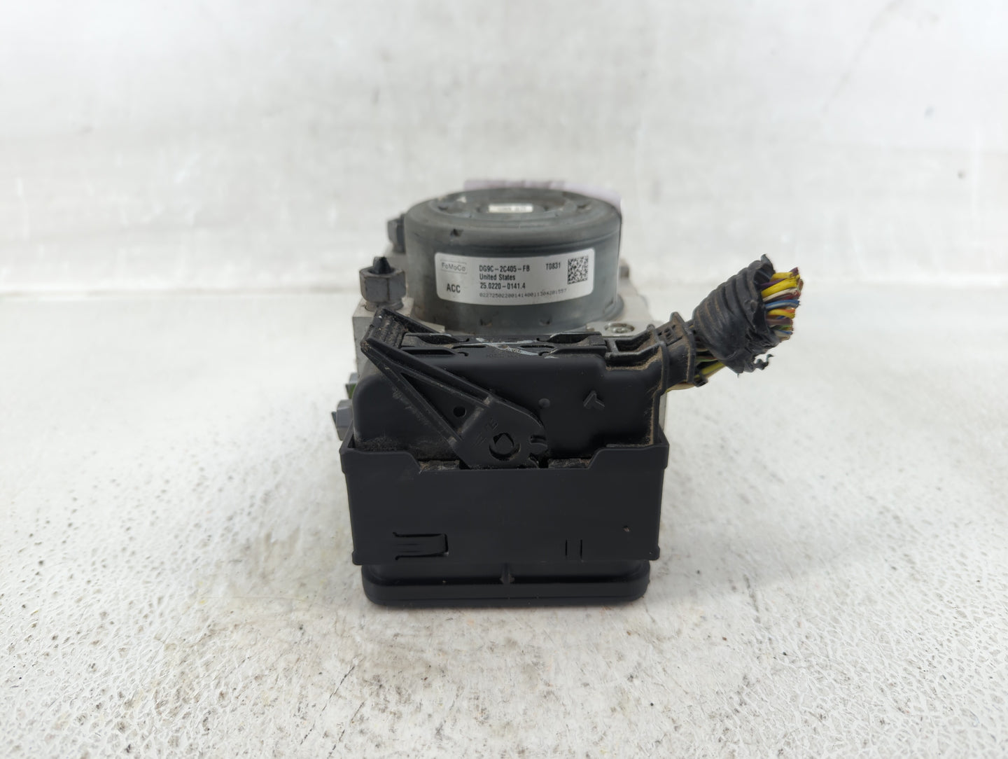 2013 Lincoln Mkz ABS Pump Control Module Replacement P/N:DG9C-2C405-FB Fits OEM Used Auto Parts - Oemusedautoparts1.com