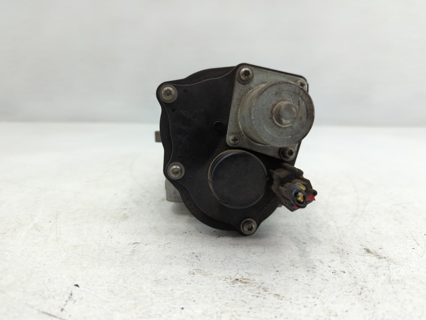 2011-2014 Lincoln Navigator Throttle Body P/N:12339 C108Q 8L3E-9F991-CB Fits Fits 2010 2011 2012 2013 2014 OEM Used Auto Par