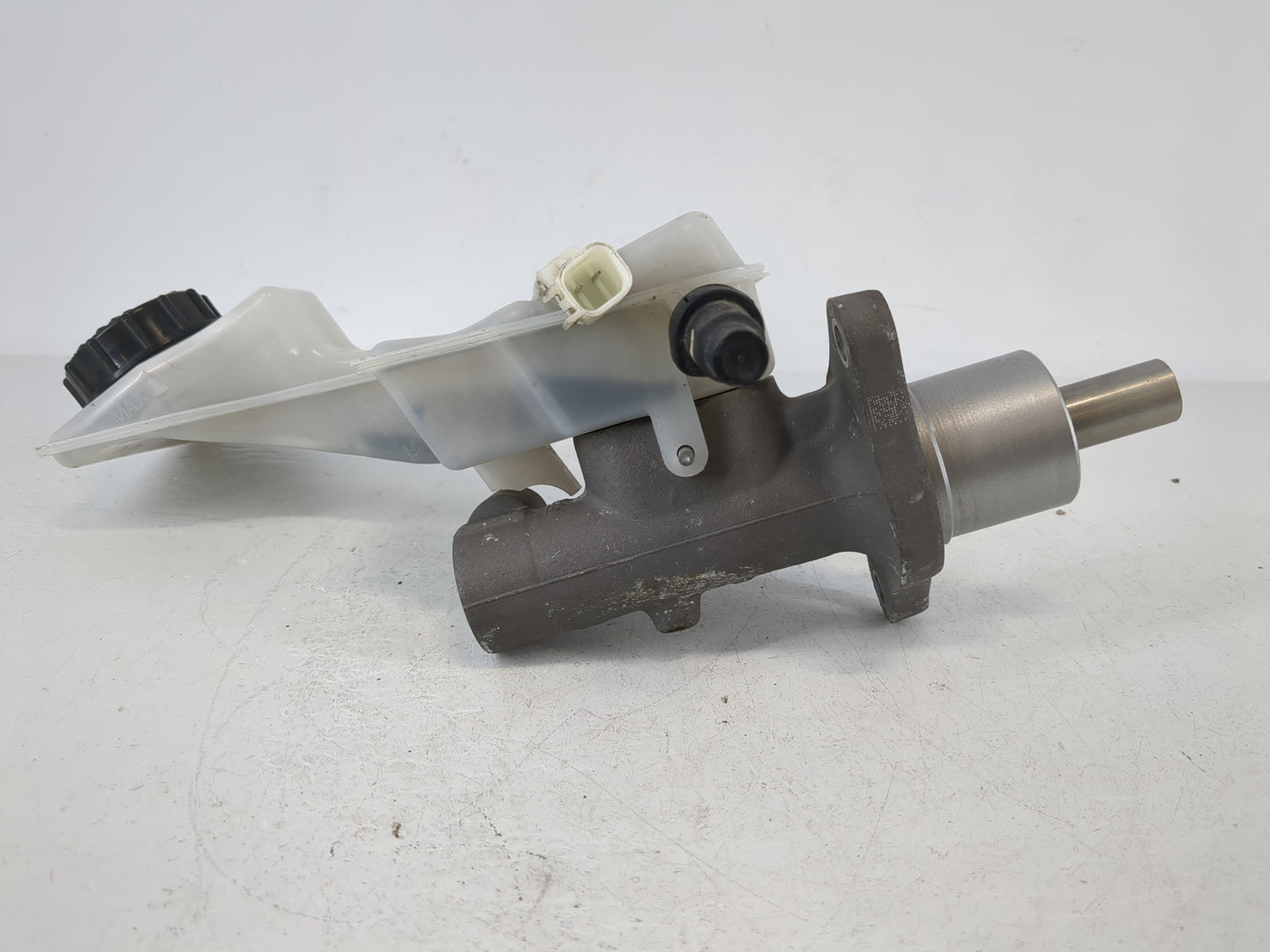 2004-2013 Mazda 3 Brake Master Cylinder 864639 - Oemusedautoparts1.com