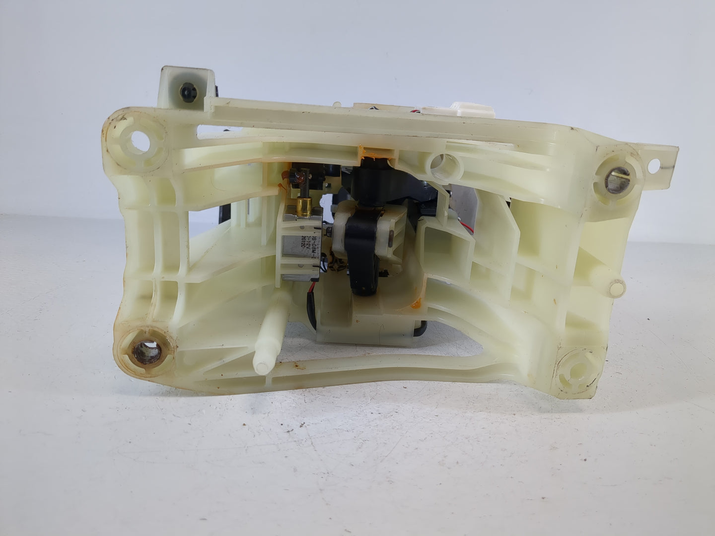 2013 Mazda 3 Floor Console Assembly Shifter - Oemusedautoparts1.com