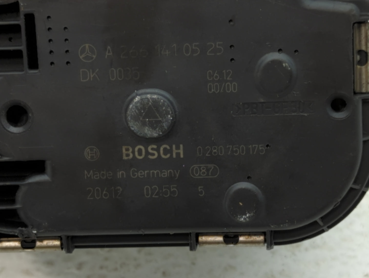 2012-2015 Mercedes-Benz C250 Throttle Body P/N:266 141 05 25 2661410525 Fits OEM Used Auto Parts - Oemusedautoparts1.com