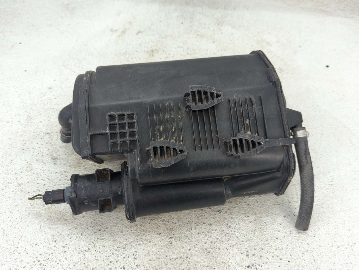 2013 Mercedes-benz C300 Fuel Vapor Charcoal Canister - Oemusedautoparts1.com