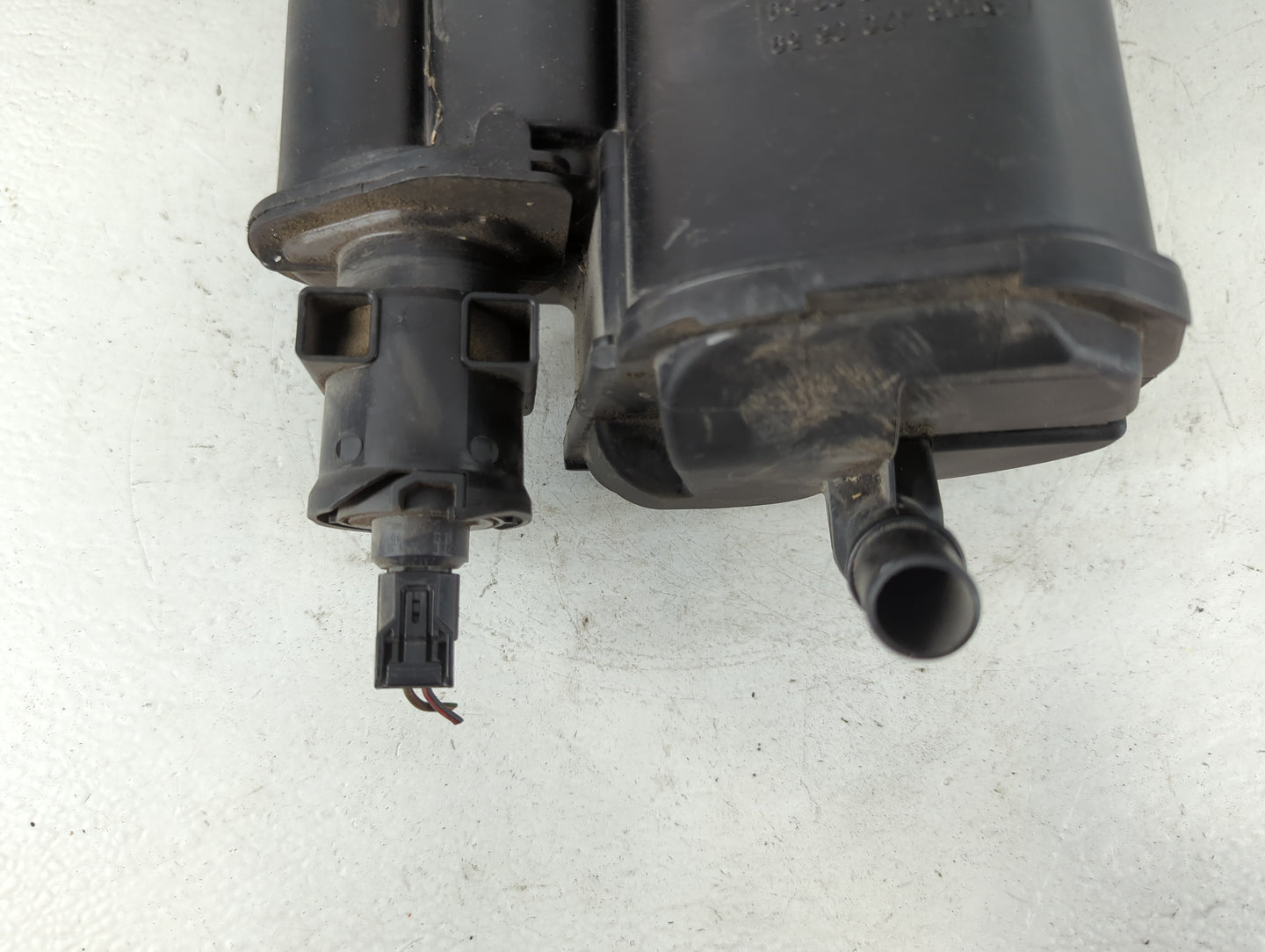 2013 Mercedes-benz Clk500 Fuel Vapor Charcoal Canister - Oemusedautoparts1.com