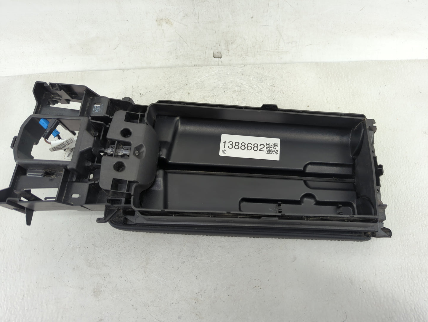2013 Mercedes-Benz E350 Center Console Armrest Cover Lid Fits OEM Used Auto Parts - Oemusedautoparts1.com