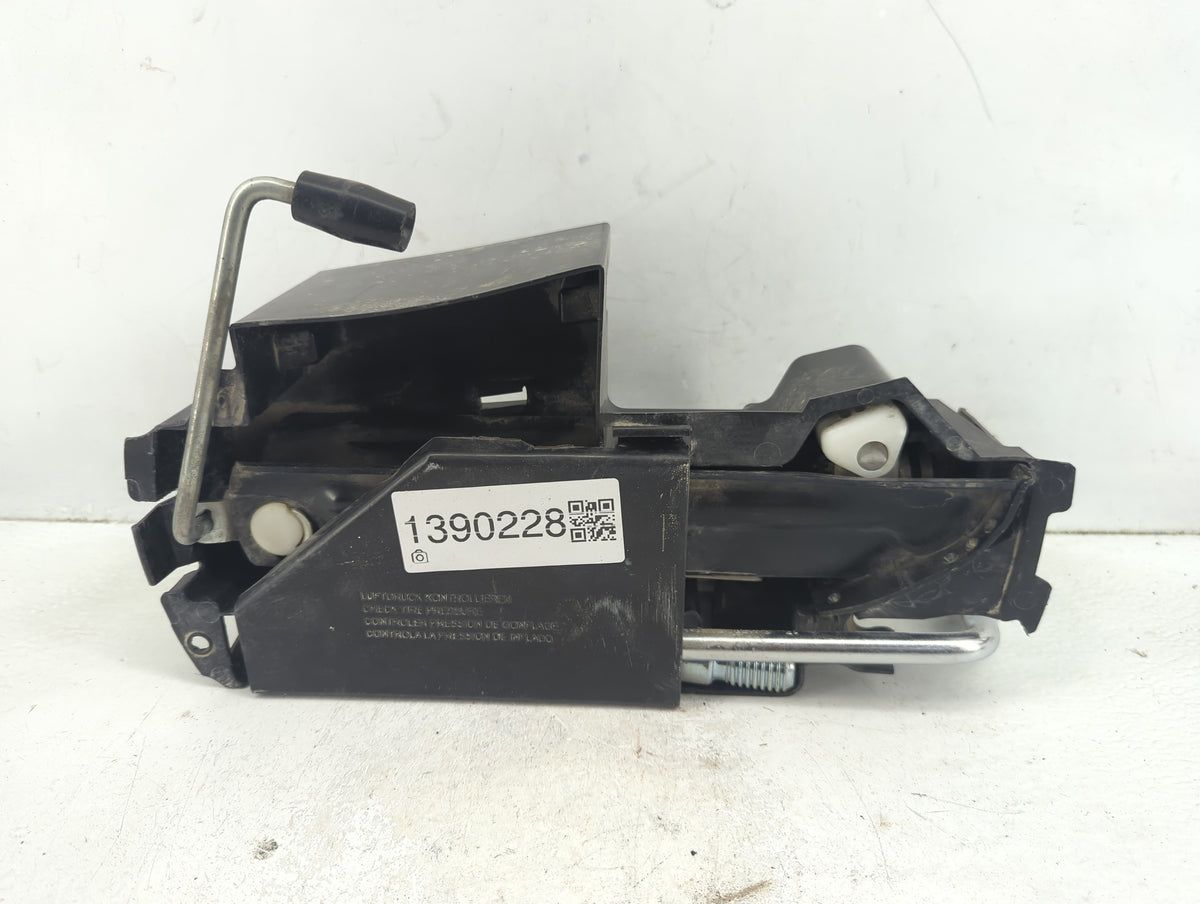 2013 Mercedes-benz E350 Spare Scissor Car Jack - Oemusedautoparts1.com