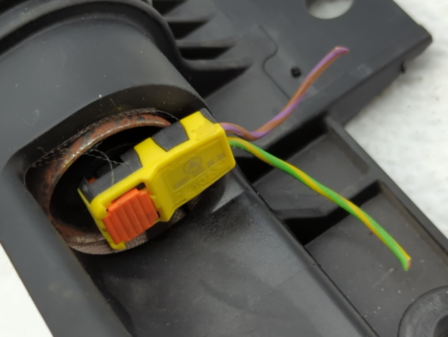 2013-2016 Mercedes-Benz Gl450 Air Bag Driver Left Knee OEM P/N:YTH2ZB0MAGS W166KAB Fits OEM Used Auto Parts - Oemusedautopar