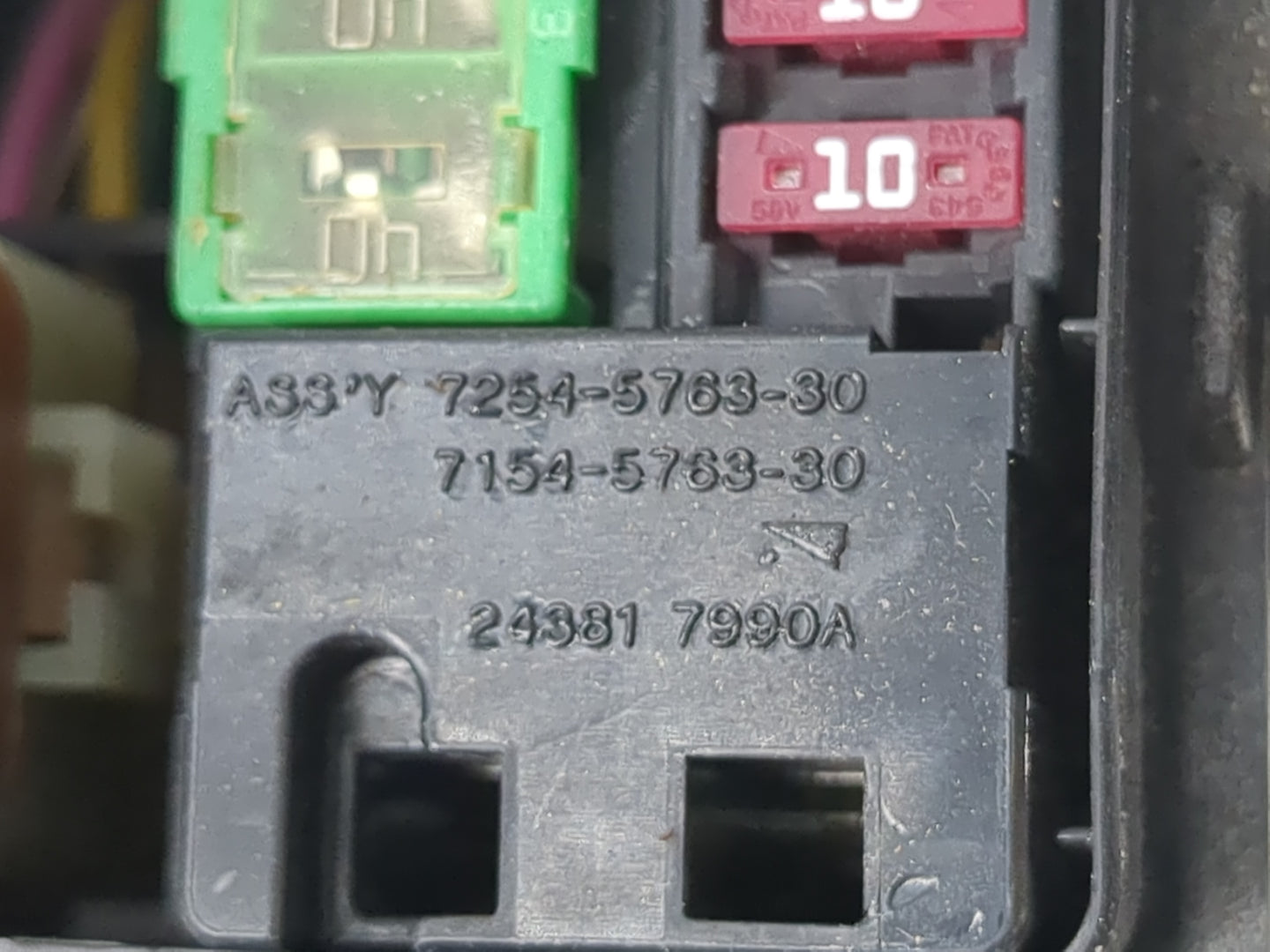 2013-2014 Nissan Altima Fusebox Fuse Box Panel Relay Module P/N:7254-5763-30 Fits Fits 2013 2014 OEM Used Auto Parts - Oemus