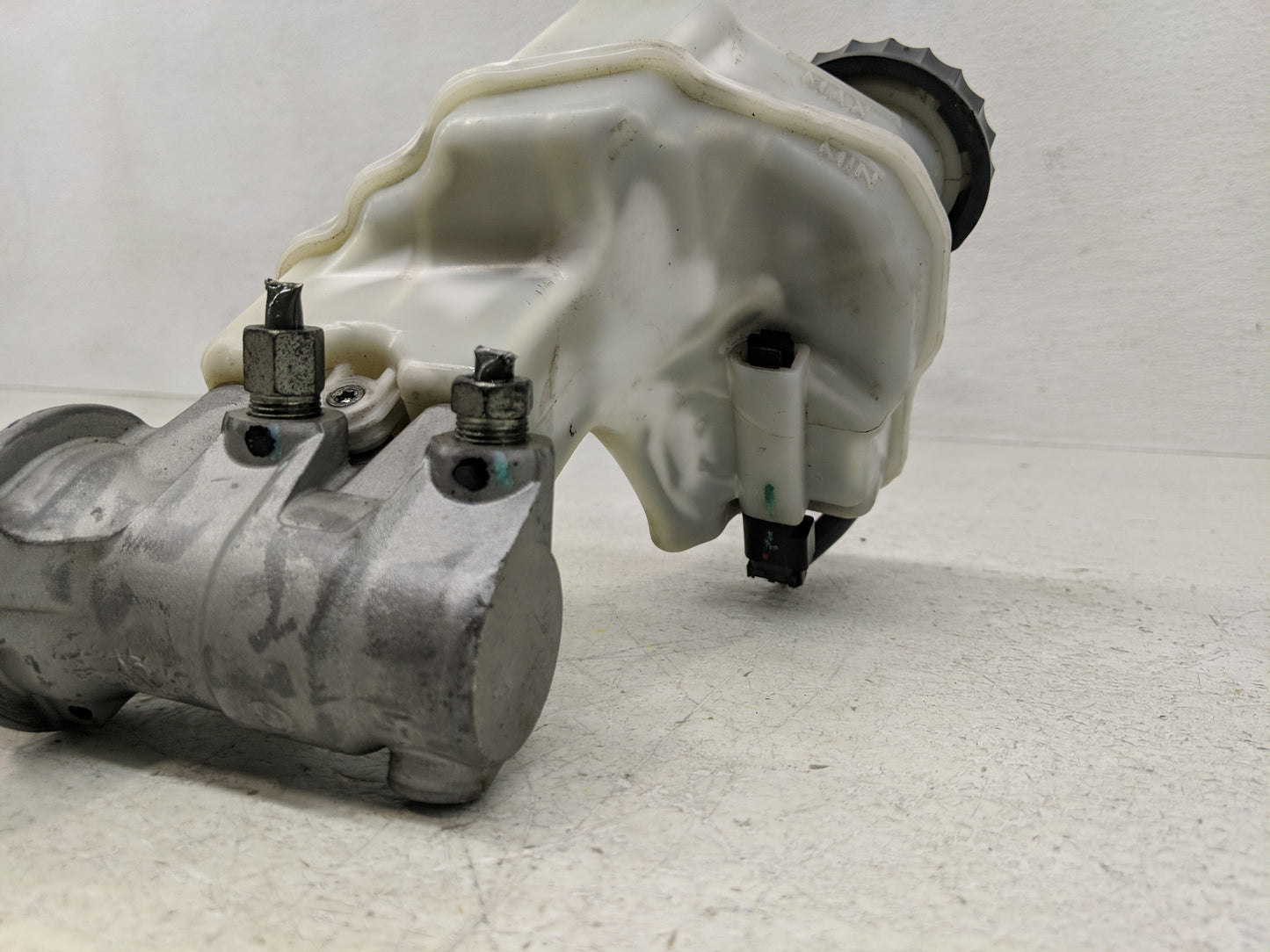 2013-2018 Nissan Altima Brake Master Cylinder 1300890 - Oemusedautoparts1.com
