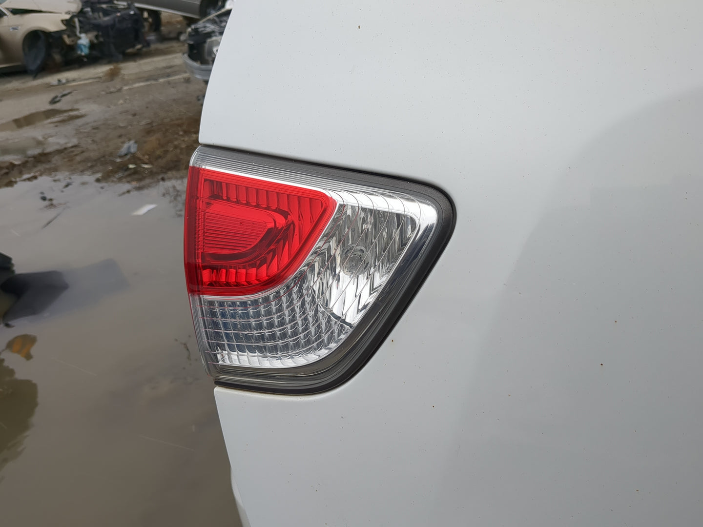 2013-2016 Nissan Pathfinder Driver Left Side Deck Lid Mounted Tail Light 1173507 - Oemusedautoparts1.com