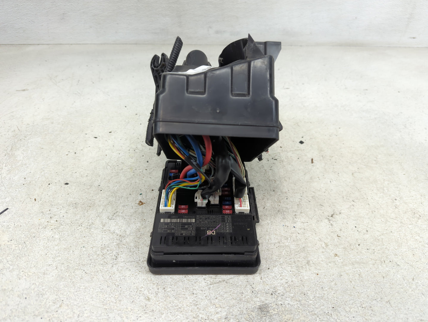 2013 Nissan Pathfinder Fusebox Fuse Box Panel Relay Module Fits OEM Used Auto Parts - Oemusedautoparts1.com
