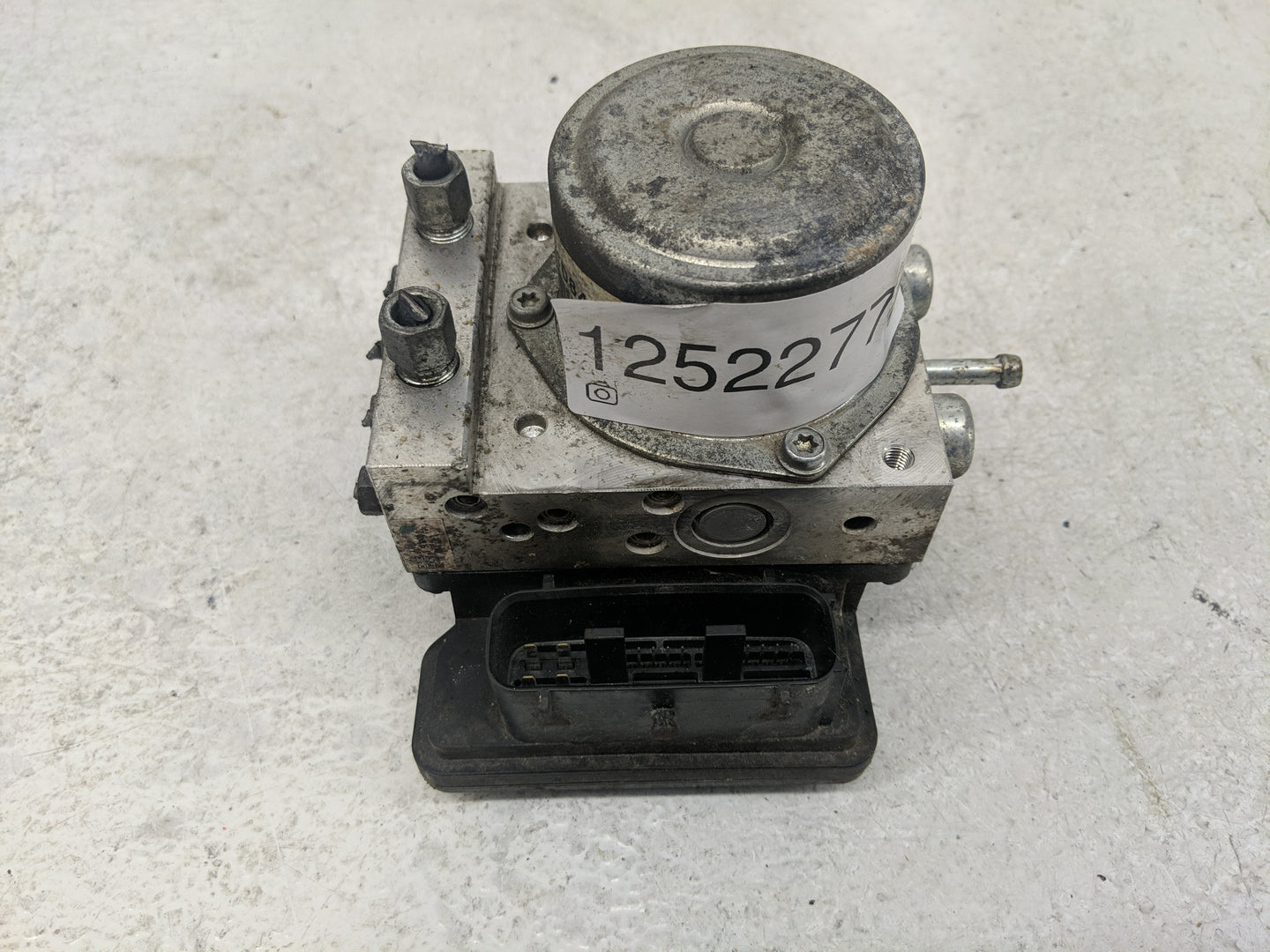 2012-2015 Nissan Rogue ABS Pump Control Module Replacement P/N:A98000E1K Fits Fits 2012 2013 2014 2015 OEM Used Auto Parts -