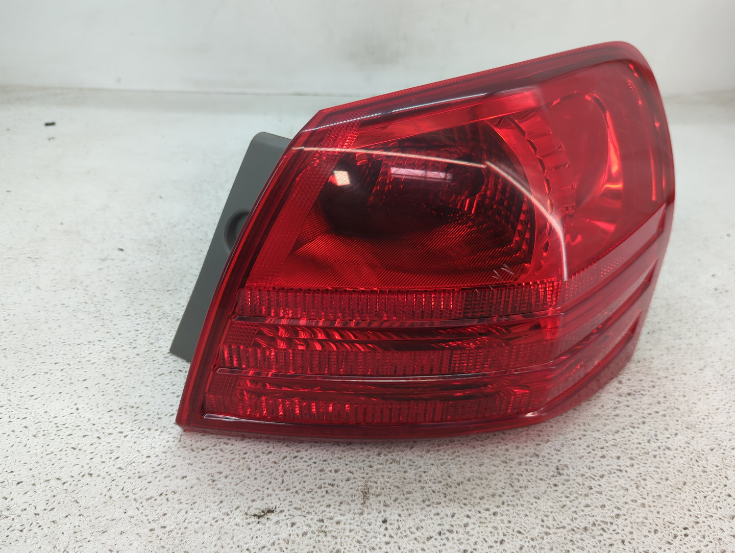 2008-2015 Nissan Rogue Tail Light Assembly Passenger Right OEM Fits Fits 2008 2009 2010 2011 2012 2013 2014 2015 OEM Used Au