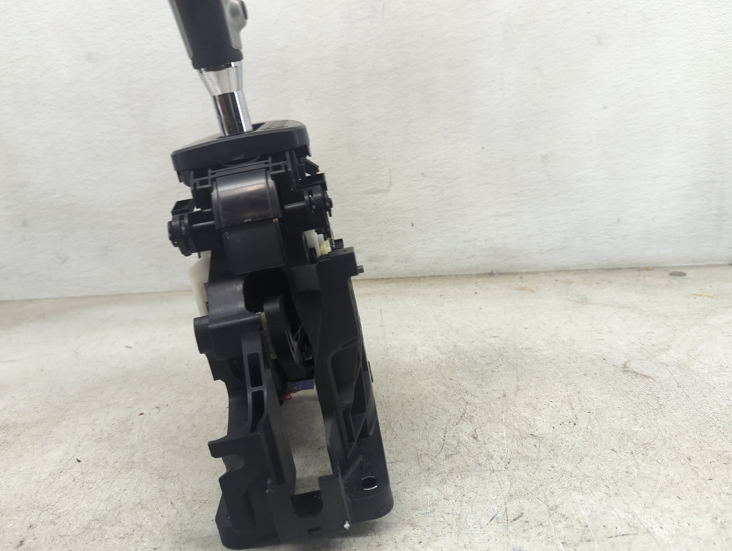 2013 Nissan Rogue Floor Console Assembly Shifter 1480493 - Oemusedautoparts1.com
