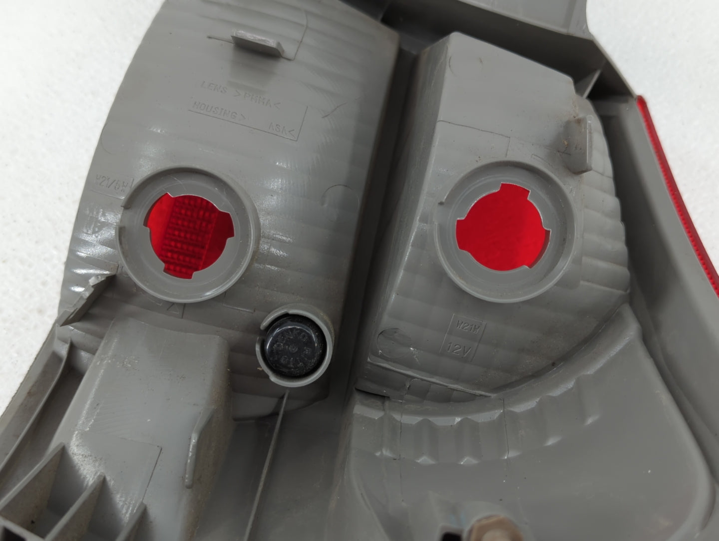 2008-2015 Nissan Rogue Tail Light Assembly Driver Left OEM P/N:DS685-B000L 2PA 946 099 Fits OEM Used Auto Parts - Oemusedaut