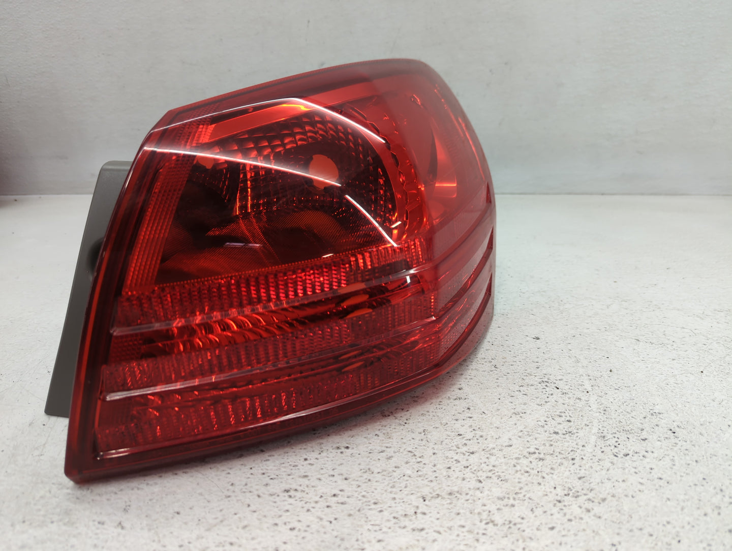 2008-2015 Nissan Rogue Tail Light Assembly Passenger Right OEM Fits Fits 2008 2009 2010 2011 2012 2013 2014 2015 OEM Used Au