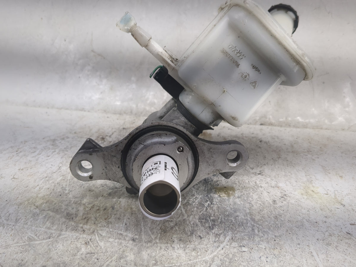 2012-2019 Nissan Versa Brake Master Cylinder 1496765 - Oemusedautoparts1.com