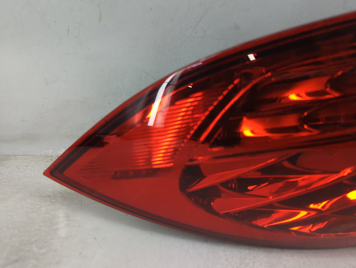 2011-2014 Porsche Cayenne Tail Light Assembly Passenger Right OEM P/N:7P5 945 096 AA 89502530 Fits Fits 2011 2012 2013 2014 