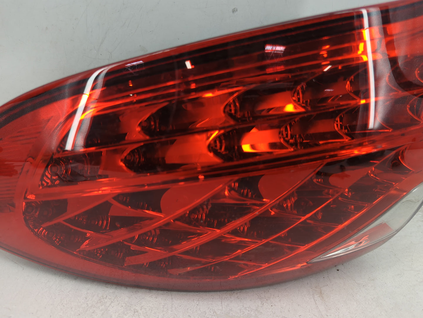 2011-2014 Porsche Cayenne Tail Light Assembly Passenger Right OEM P/N:7P5 945 096 AA 89502530 Fits Fits 2011 2012 2013 2014 