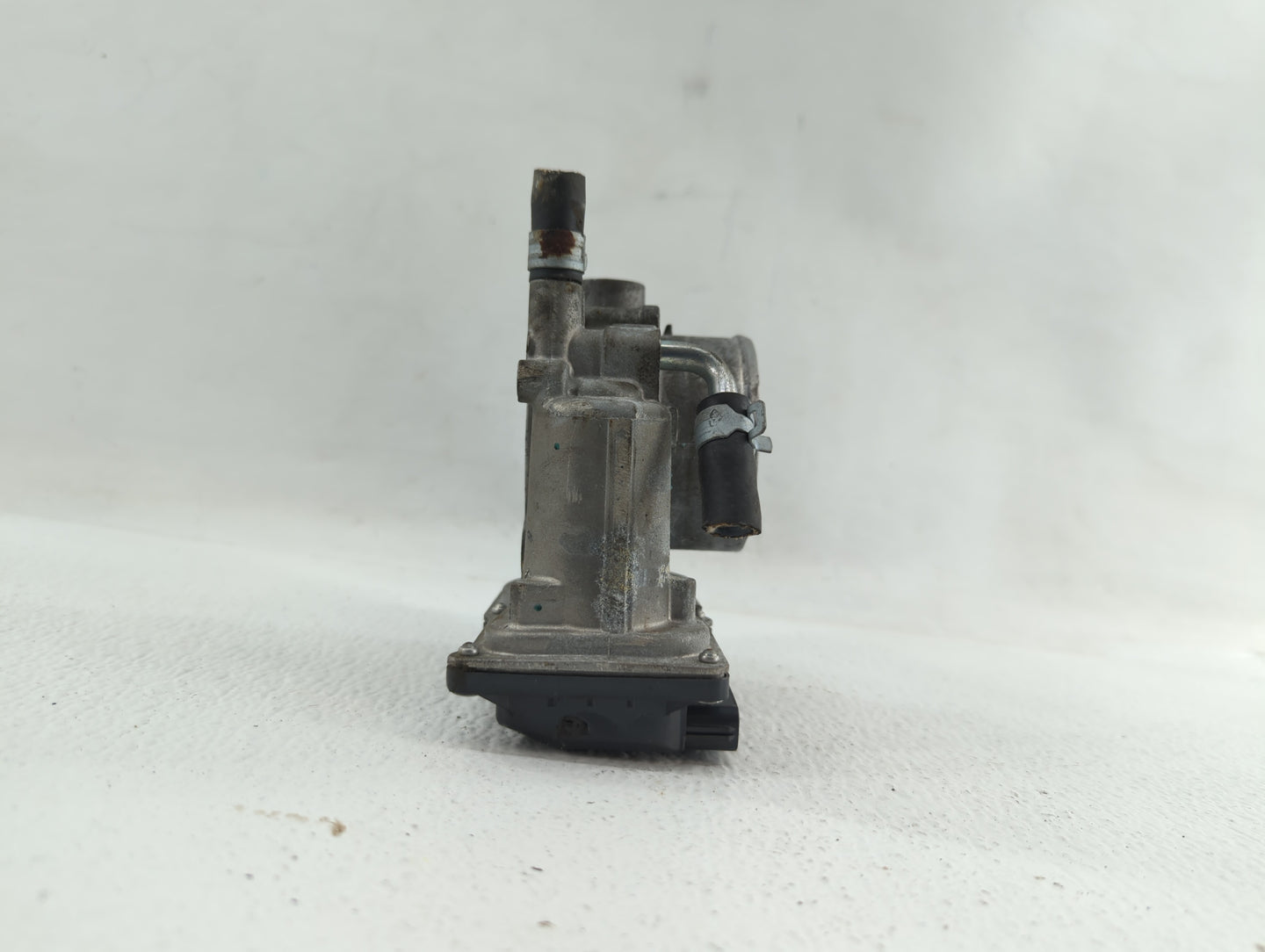2013-2019 Subaru Legacy Throttle Body P/N:16112AA38A Fits Fits 2013 2014 2015 2016 2017 2018 2019 OEM Used Auto Parts - Oemu