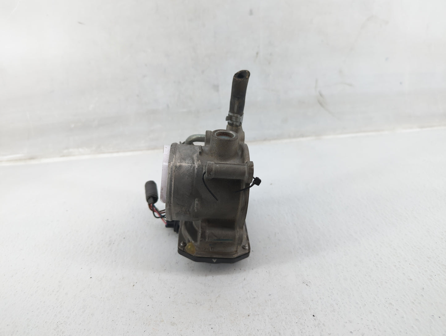 2013-2019 Subaru Legacy Throttle Body P/N:16112AA38A Fits Fits 2013 2014 2015 2016 2017 2018 2019 OEM Used Auto Parts - Oemu