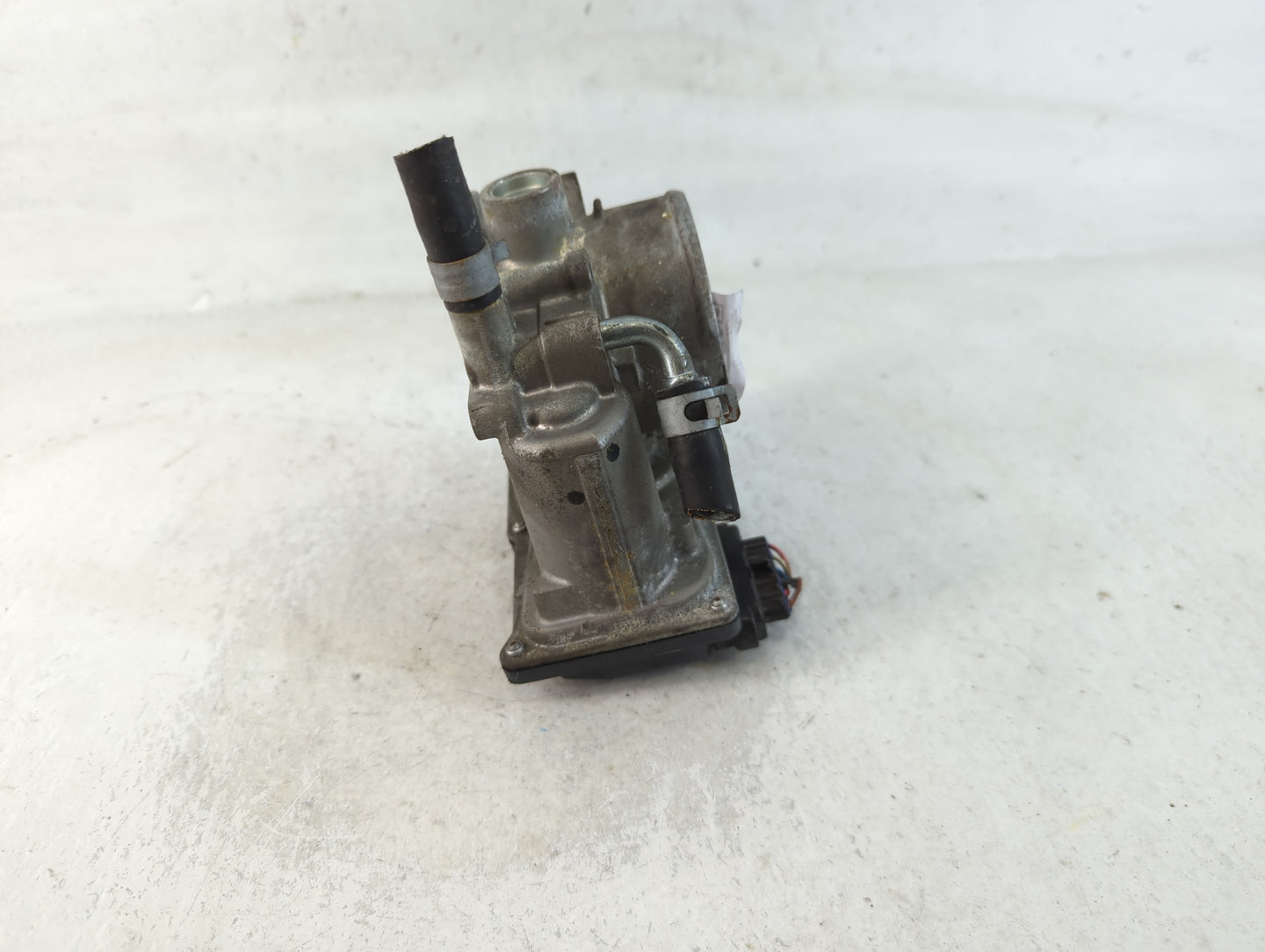 2013-2019 Subaru Legacy Throttle Body P/N:16112AA38A Fits Fits 2013 2014 2015 2016 2017 2018 2019 OEM Used Auto Parts - Oemu
