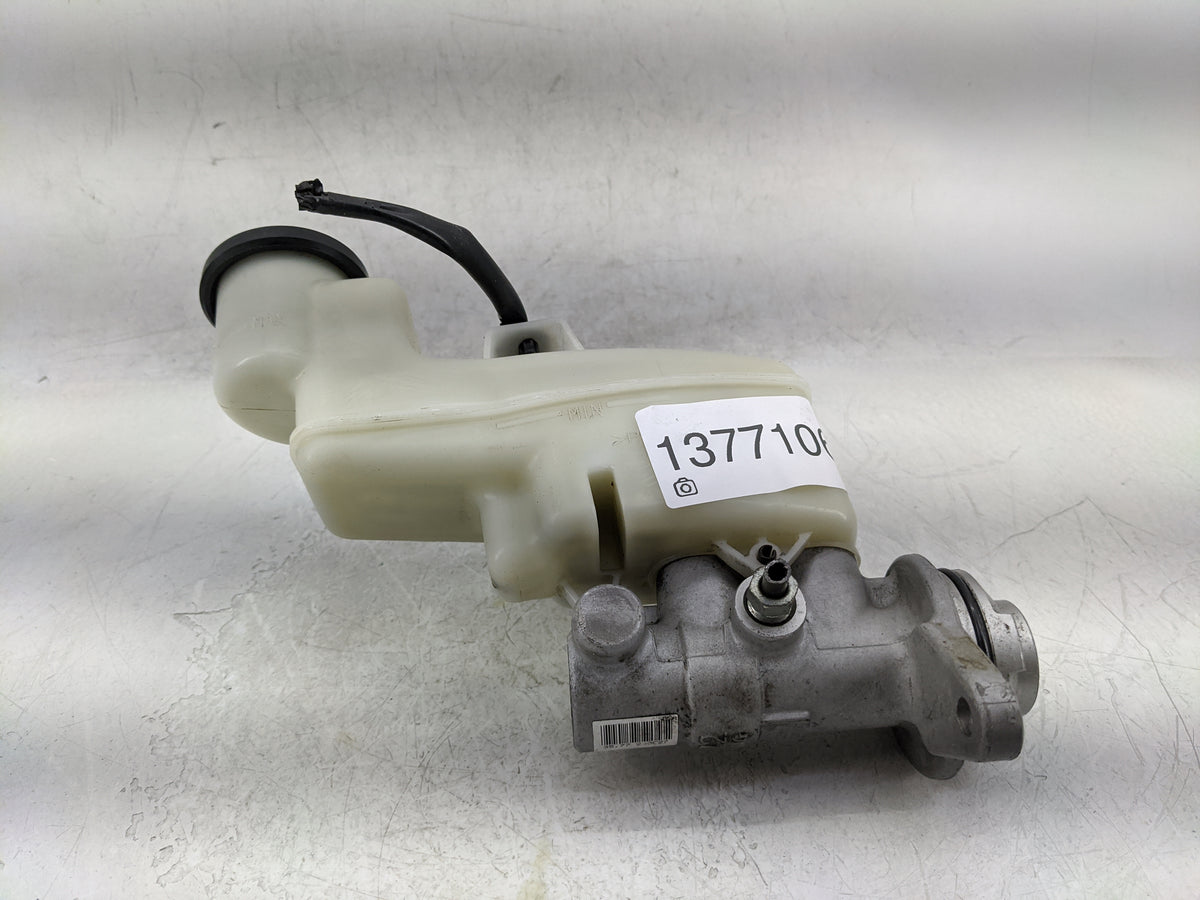 2013-2013 Toyota Camry Brake Master Cylinder 1377106 - Oemusedautoparts1.com