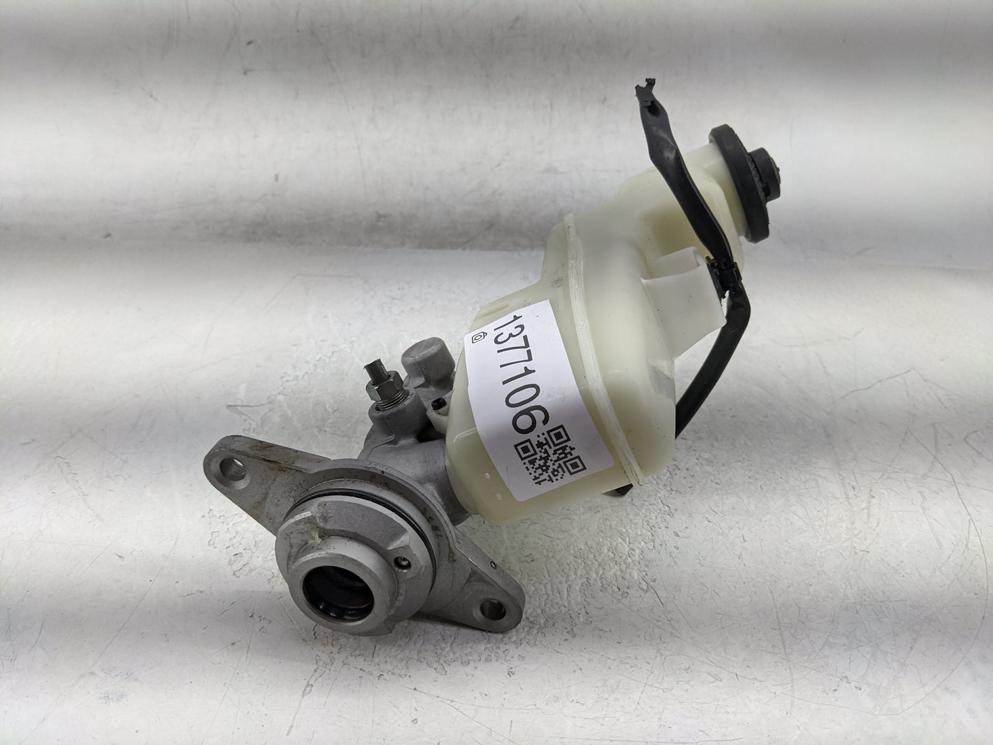 2013-2013 Toyota Camry Brake Master Cylinder 1377106 - Oemusedautoparts1.com