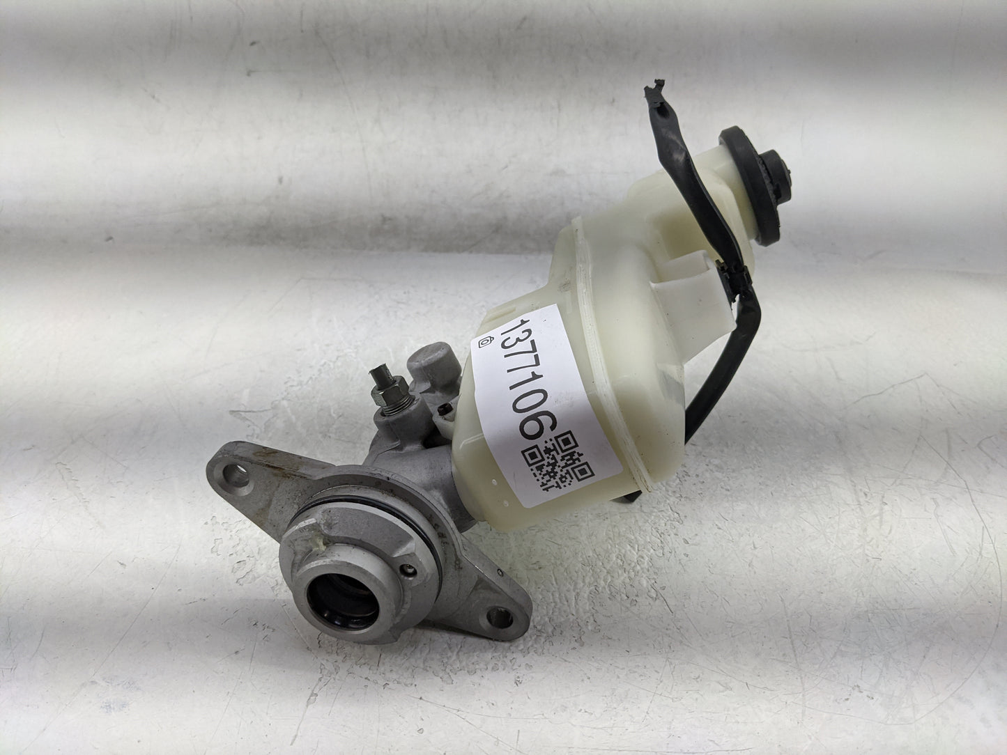 2013-2013 Toyota Camry Brake Master Cylinder 1377106 - Oemusedautoparts1.com