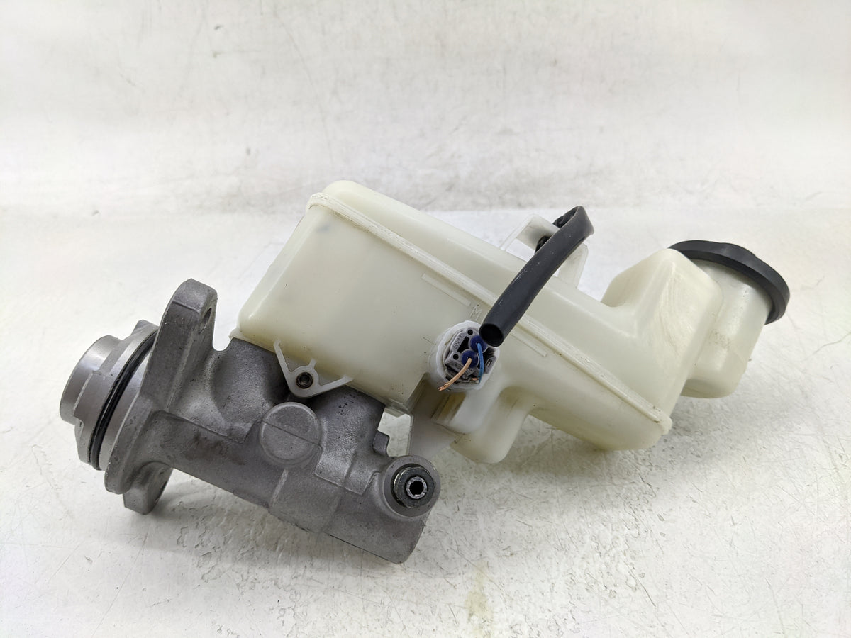 2013-2013 Toyota Camry Brake Master Cylinder 1377106 - Oemusedautoparts1.com