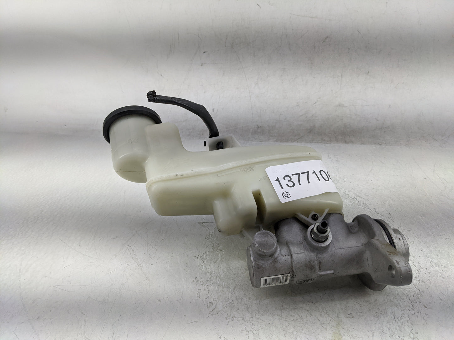 2013-2013 Toyota Camry Brake Master Cylinder 1377106 - Oemusedautoparts1.com